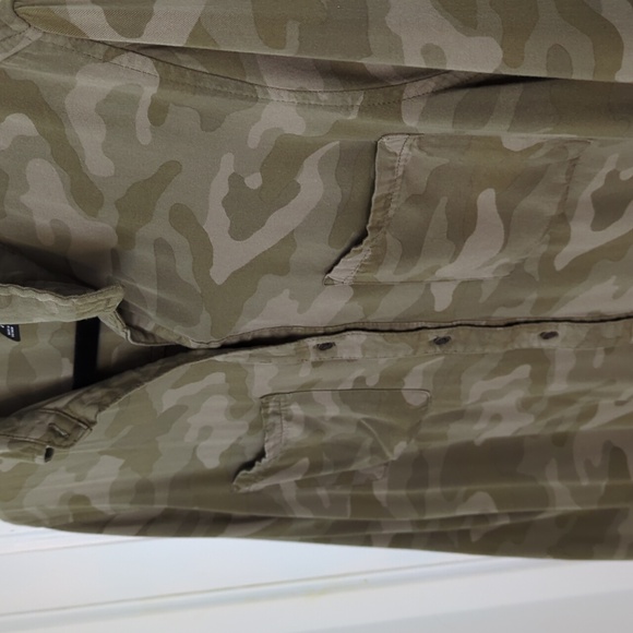 a.n.a Sz L Camo Print Button Up Long Sleeve Shirt with Collar - Picture 4 of 5